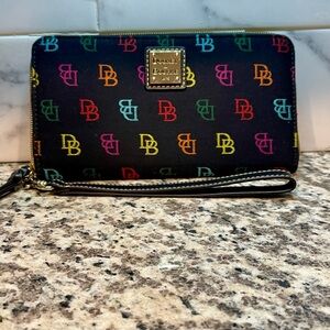 NWOT Dooney and Bourke Lg Zip-Around Wallet/Wristlet
